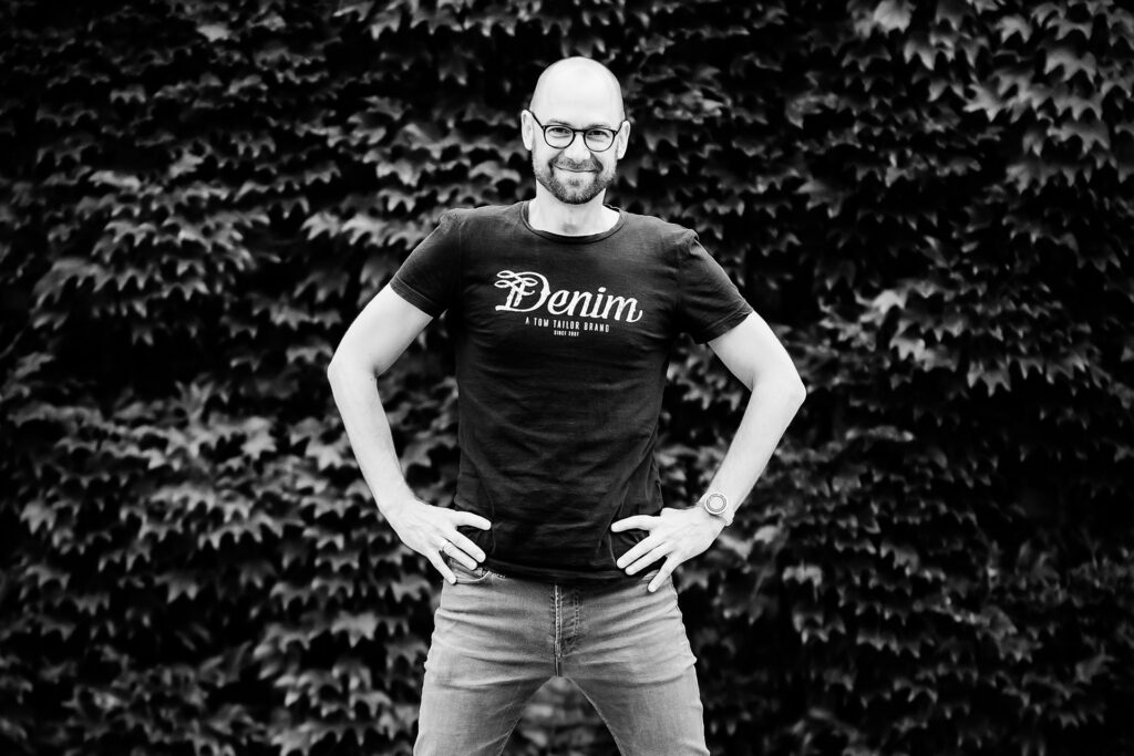 Lächelnder Musiker – authentisch, sympathisch, professionell. DerSolist - Musiker buchen in Augsburg!