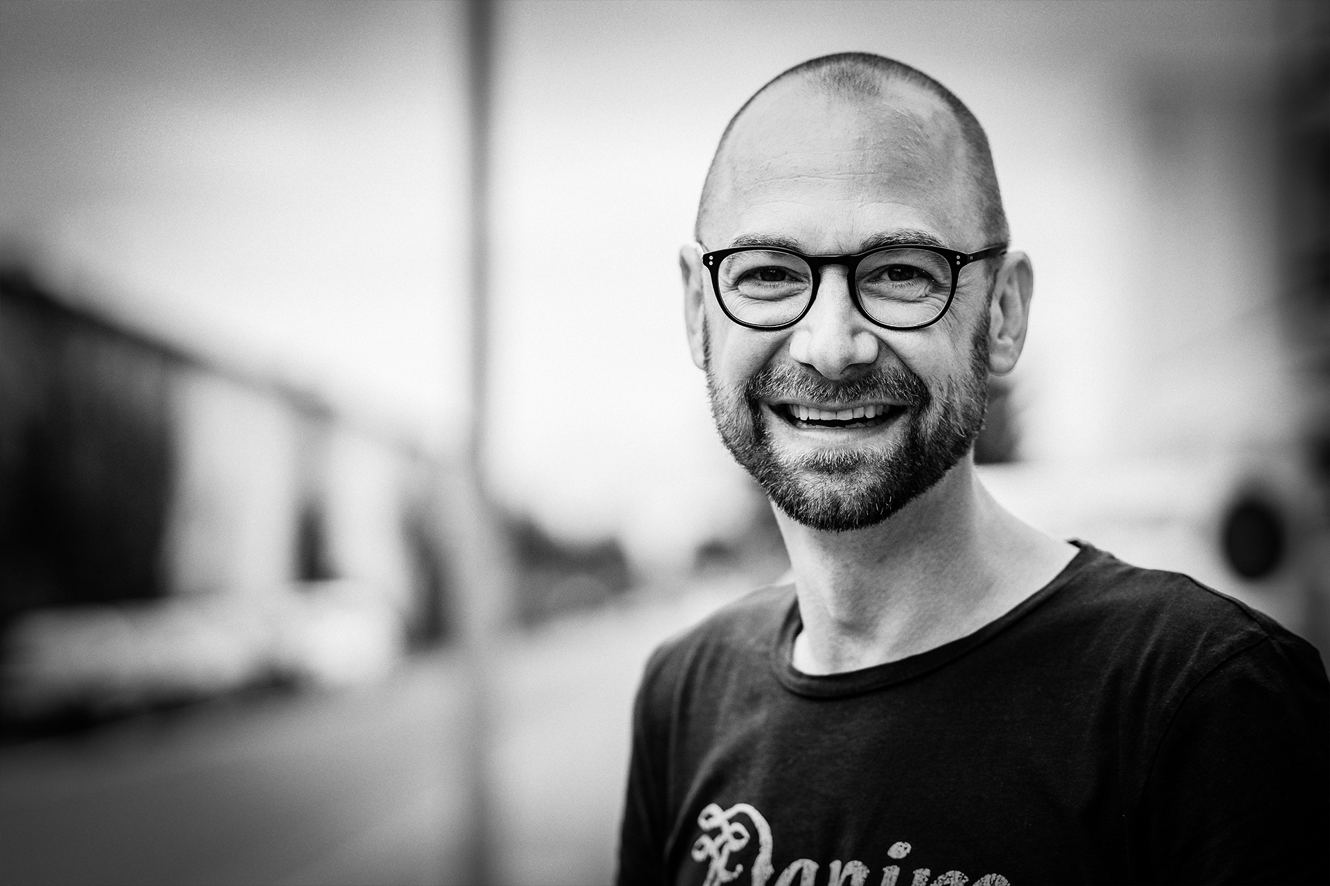 Lächelnder Musiker – authentisch, sympathisch, professionell. Livemusik in Augsburg und Umgebung.