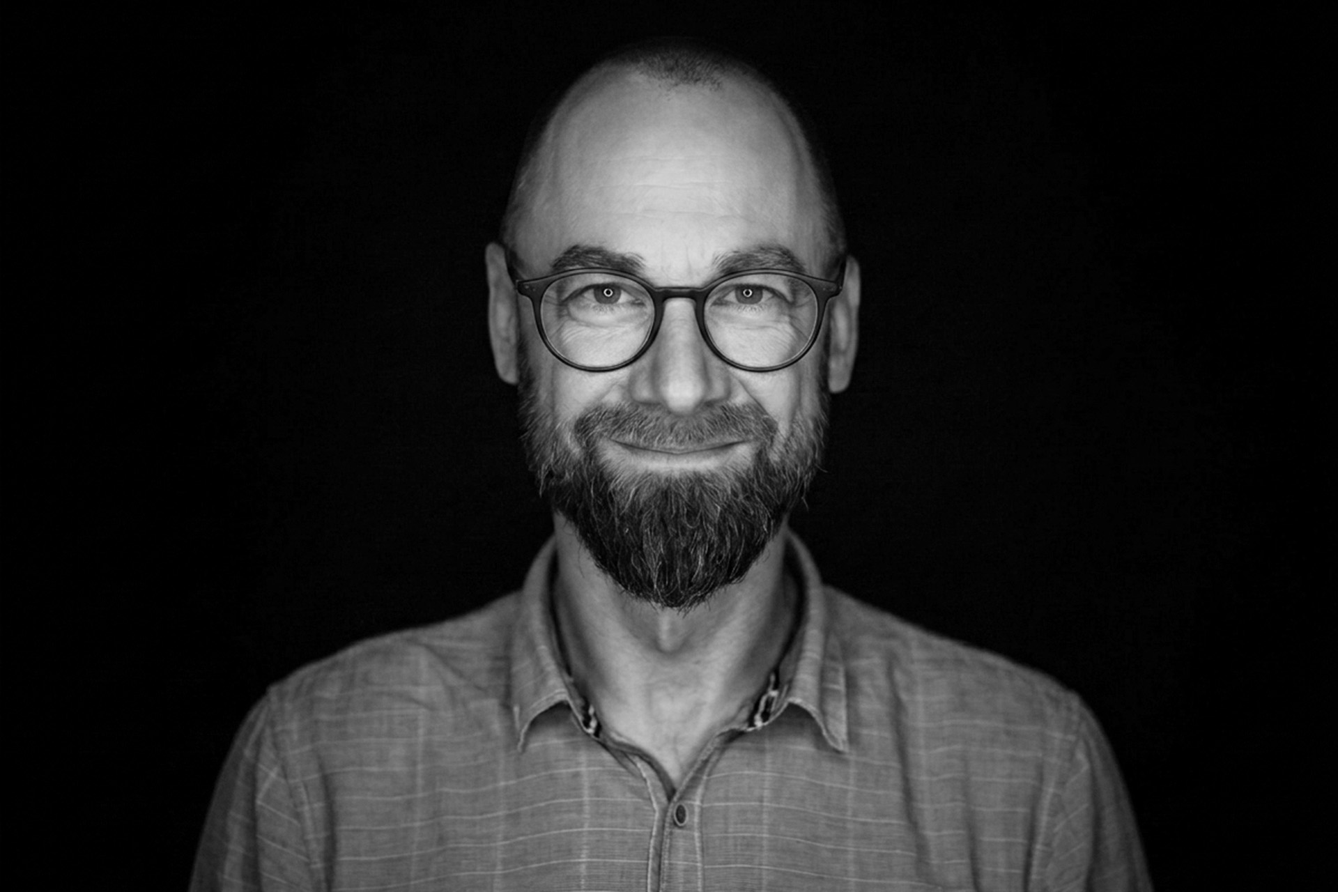 Lächelnder Musiker – authentisch, sympathisch, professionell. Livemusik in Augsburg und Umgebung.